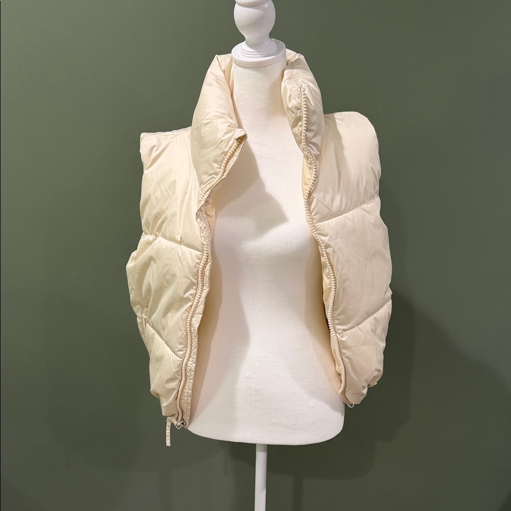 Old Navy Women's Off-White Puffer Vest
